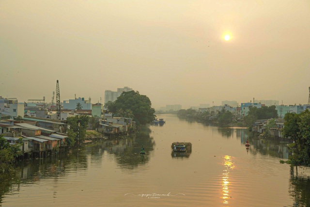 Kinh Đôi nhìn từ cầu Nhị Thiên Đường - Ảnh: NGUYỄN TUẤN ANH