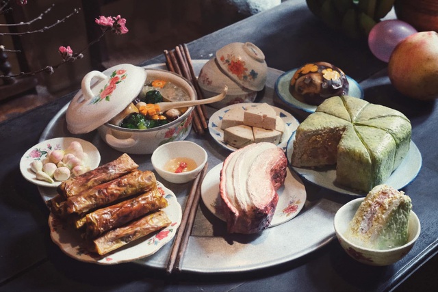 Mâm cơm Tết Bắc của chị Thùy Dương: ngoại trừ chiếc mâm lớn là thật, toàn bộ mâm cơm được làm bằng bánh ngọt và kẹo đường - Ảnh: NVCC