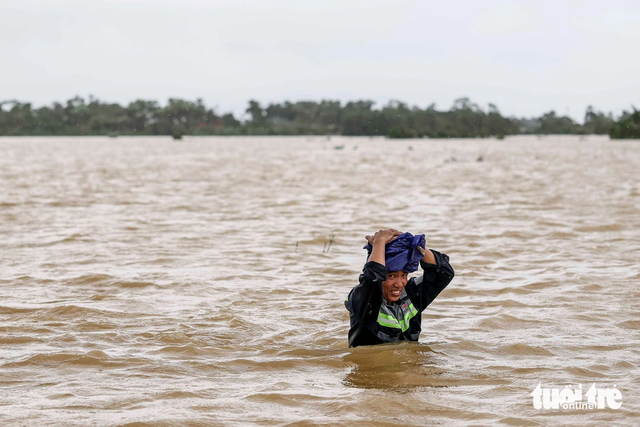 A close-up of one of deepest flooded areas in central Vietnam after storm Bualoi - Ảnh 9.