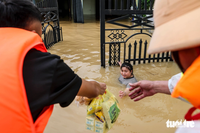 A close-up of one of deepest flooded areas in central Vietnam after storm Bualoi - Ảnh 10.
