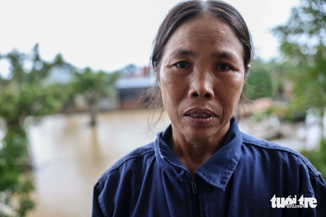 A close-up of one of deepest flooded areas in central Vietnam after storm Bualoi - Ảnh 13.