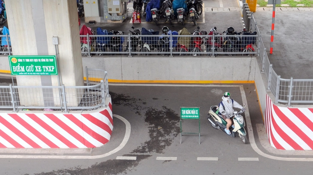 Ho Chi Minh City metro station parking lots frequently overflowing - Ảnh 1.