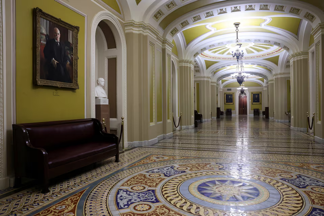 US government shutdown begins as partisan division rules Washington - Ảnh 1.