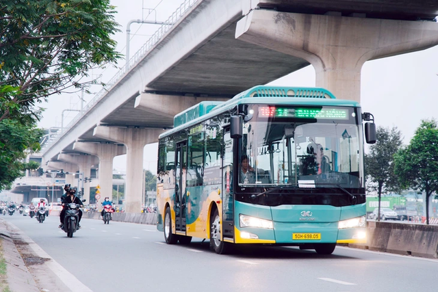 Ho Chi Minh City metro station parking lots frequently overflowing - Ảnh 2.