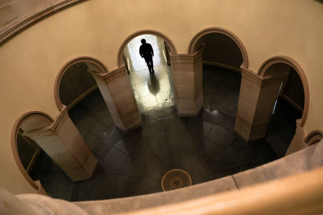 US government shutdown begins as partisan division rules Washington - Ảnh 2.