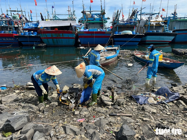 Da Nang beaches covered in trash after storm Bualoi - Ảnh 2.