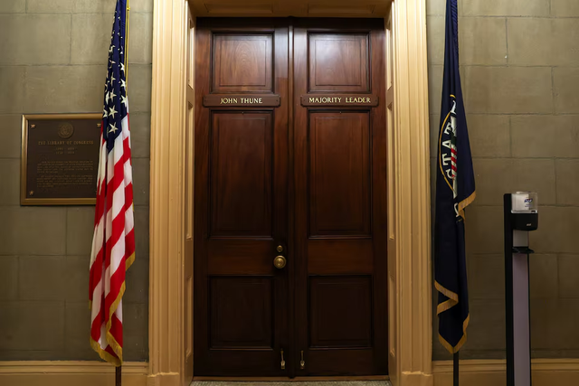 US government shutdown begins as partisan division rules Washington - Ảnh 3.