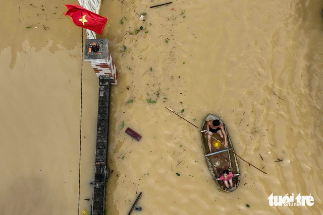 A close-up of one of deepest flooded areas in central Vietnam after storm Bualoi - Ảnh 4.