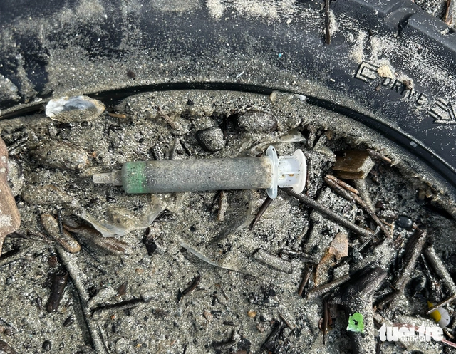 Da Nang beaches covered in trash after storm Bualoi - Ảnh 4.