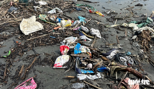 Da Nang beaches covered in trash after storm Bualoi - Ảnh 5.