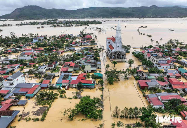 A close-up of one of deepest flooded areas in central Vietnam after storm Bualoi - Ảnh 6.