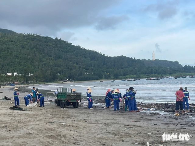 Da Nang beaches covered in trash after storm Bualoi - Ảnh 7.