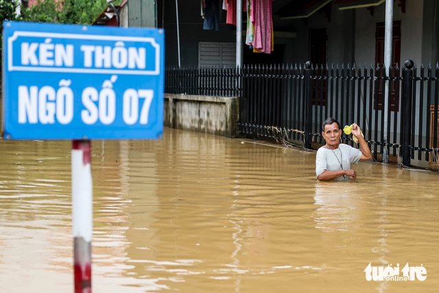 A close-up of one of deepest flooded areas in central Vietnam after storm Bualoi - Ảnh 8.