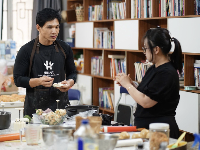 A decade of giving: This man delivers mooncakes to patients in Ho Chi Minh City
- Ảnh 1.