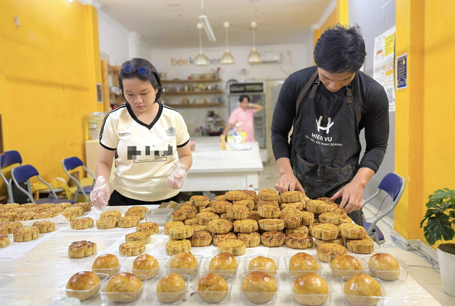 A decade of giving: This man delivers mooncakes to patients in Ho Chi Minh City
- Ảnh 2.