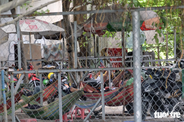 Spaces under bridges in Ho Chi Minh City turn into parking lots, dumping sites
- Ảnh 1.