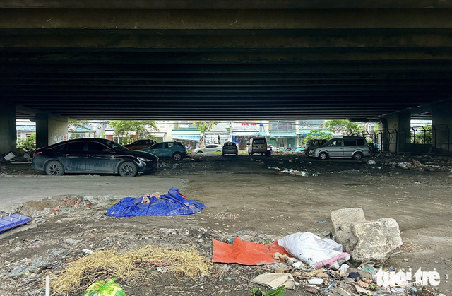 Spaces under bridges in Ho Chi Minh City turn into parking lots, dumping sites
- Ảnh 2.
