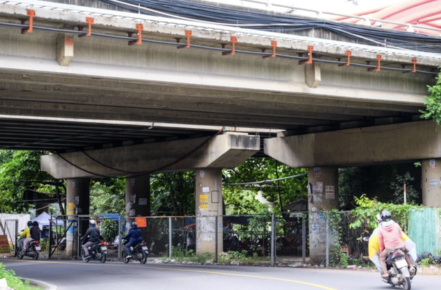 Spaces under bridges in Ho Chi Minh City turn into parking lots, dumping sites
- Ảnh 3.