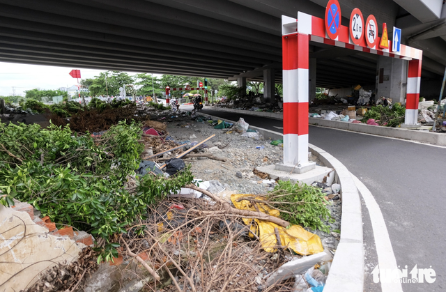 Spaces under bridges in Ho Chi Minh City turn into parking lots, dumping sites
- Ảnh 4.