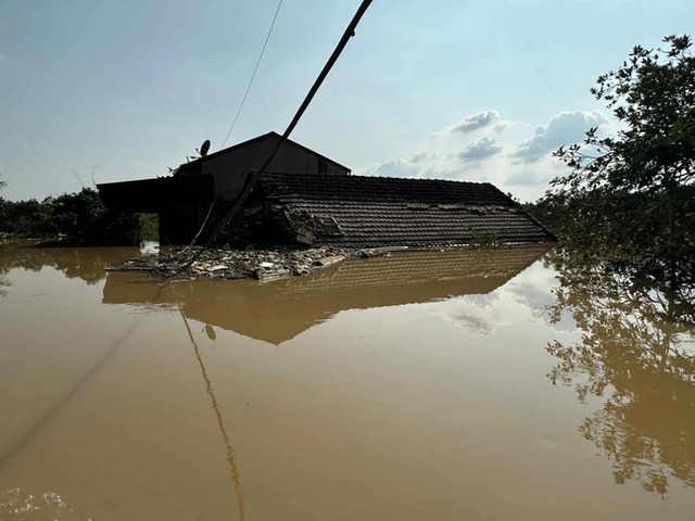 Families shelter for days in mountain cave amid severe floods in Vietnam’s Lang Son - Ảnh 2.