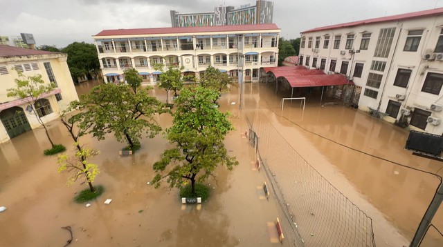 In Hanoi, flooded school keeps students online for 10 days- Ảnh 1. In Hanoi, flooded school keeps students online for 10 days- Ảnh 1.
