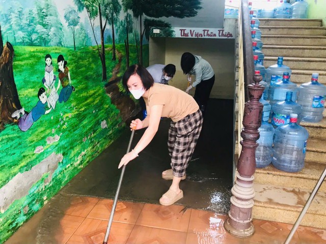 In Hanoi, flooded school keeps students online for 10 days- Ảnh 4. In Hanoi, flooded school keeps students online for 10 days- Ảnh 4.
