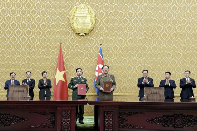 Vietnam, North Korea sign 5 bilateral cooperation documents  - Ảnh 1.