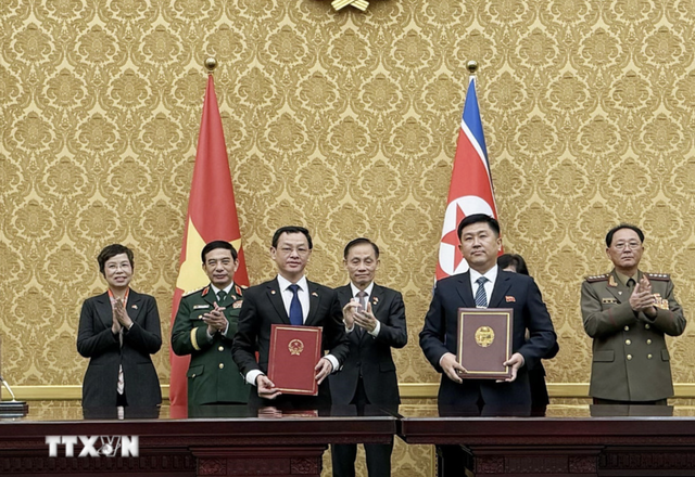 Vietnam, North Korea sign 5 bilateral cooperation documents  - Ảnh 2.