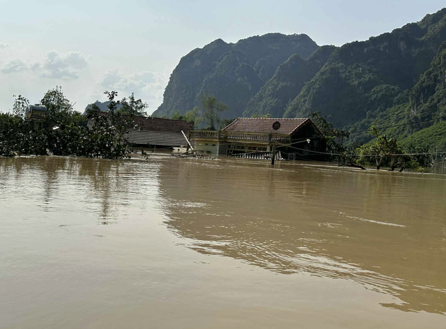 5-month-old baby cries for milk amid devastating floods in northern Vietnam  - Ảnh 2.