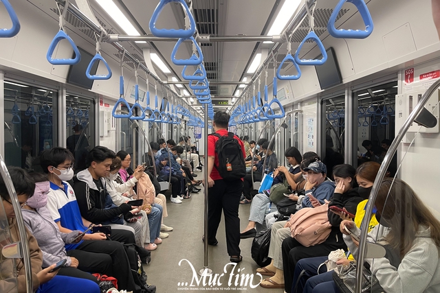Bạn trẻ TP.HCM đi học bằng metro, quẹt thẻ khi lên xe buýt - Ảnh 2.