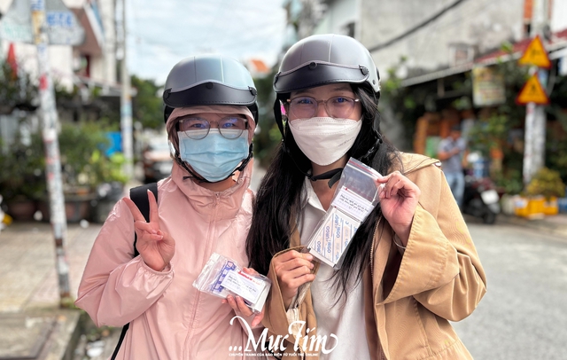 Câu chuyện ấm lòng tại những điểm tiếp nhận cứu trợ đồng bào bị bão, lũ- Ảnh 4.
