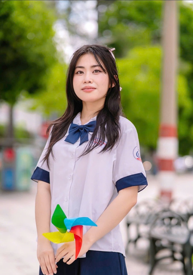 Cô bạn 2k7 biến hoa khô, báo cũ và xác côn trùng thành nhật ký tranh xé dán  - Ảnh 1.