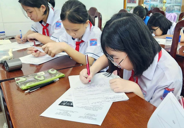 Học sinh tham quan Bưu điện, làm bài Văn hay chữ tốt- Ảnh 1.