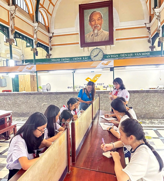 Học sinh tham quan Bưu điện, làm bài Văn hay chữ tốt- Ảnh 3.
