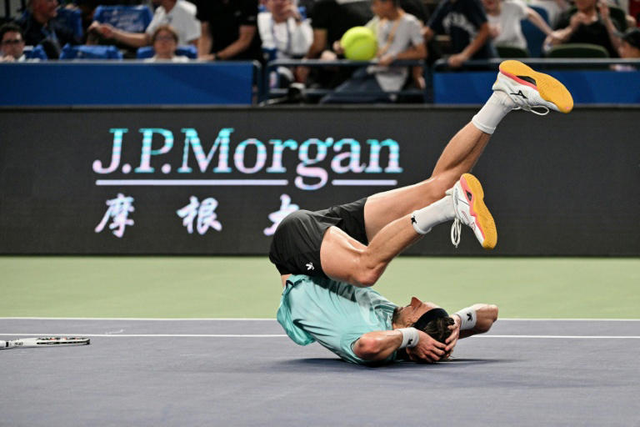 Qualifier Vacherot ousts ailing Djokovic, sets up Shanghai final with cousin- Ảnh 2. Qualifier Vacherot ousts ailing Djokovic, sets up Shanghai final with cousin- Ảnh 2.