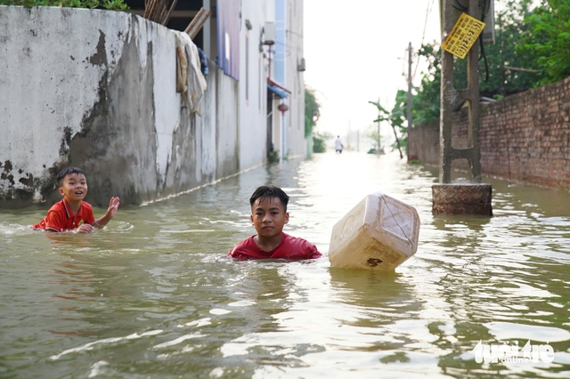 Historic floods wipe out Hanoi family's property in just 10 minutes- Ảnh 4. Historic floods wipe out Hanoi family's property in just 10 minutes- Ảnh 4.