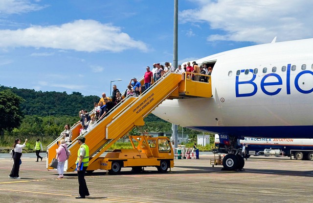 Vietnam’s Phu Quoc welcomes first direct flight from Belarus- Ảnh 2. Vietnam’s Phu Quoc welcomes first direct flight from Belarus- Ảnh 2.