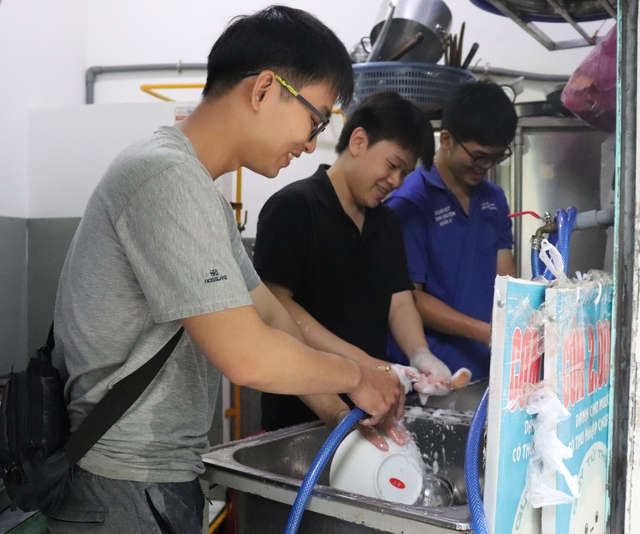 Bạn trẻ TP.HCM viết tiếp những câu chuyện đẹp (kỳ 1) - Ảnh 1.
