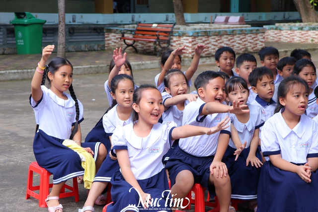 Học bổng Vì tương lai Việt Nam gửi gắm niềm tin đến học trò Trường tiểu học Lê Văn Thọ- Ảnh 11.