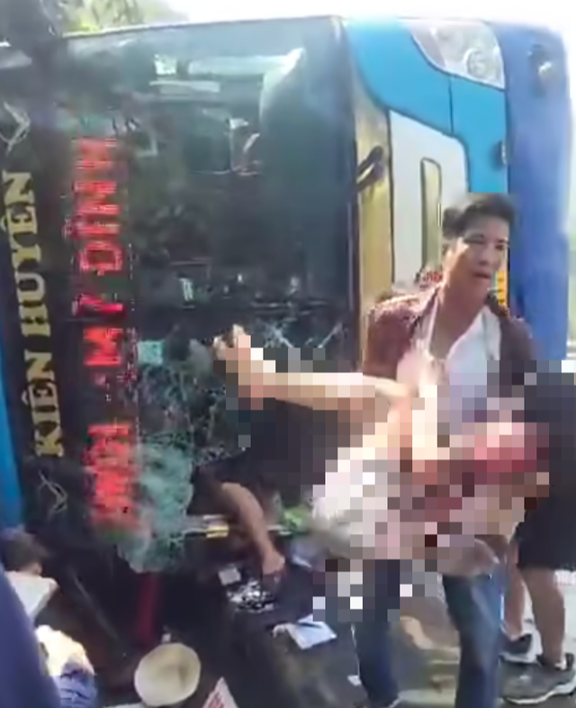 3 killed, several injured as Hanoi-bound passenger bus overturns- Ảnh 1. 3 killed, several injured as Hanoi-bound passenger bus overturns- Ảnh 1.