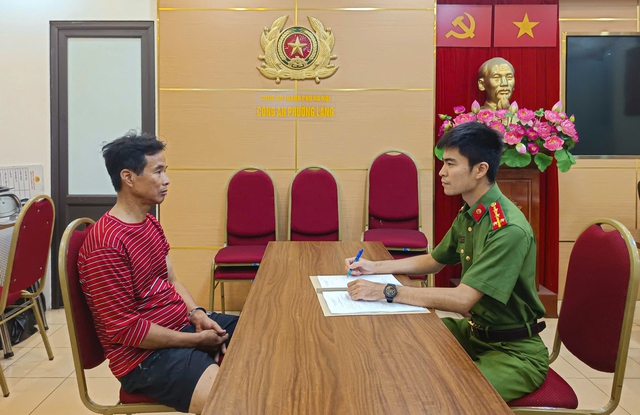 Man arrested after rooftop trash fires spread to neighboring homes in Hanoi- Ảnh 1. Man arrested after rooftop trash fires spread to neighboring homes in Hanoi- Ảnh 1.