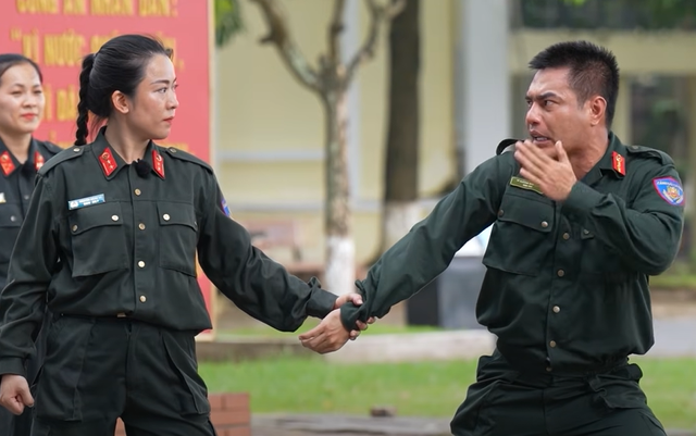 Chiến sĩ quả cảm tập 12: Phan Mạnh Quỳnh thương thuyết, Hưng Nguyễn dò bom - Ảnh 3.