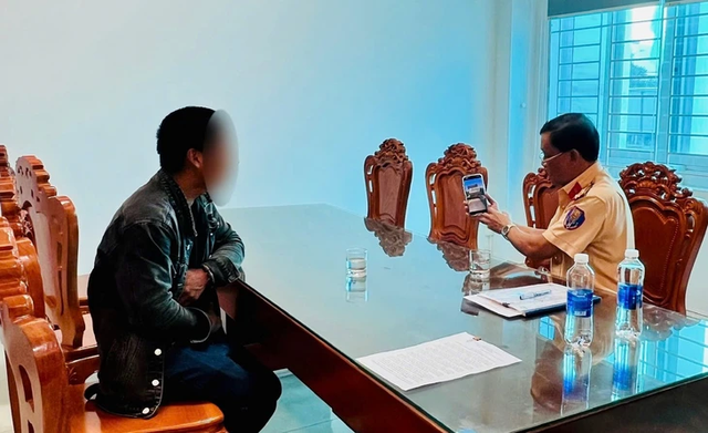 Truck driver fined $762 for transporting unsecured concrete pipes in central Vietnam- Ảnh 1.