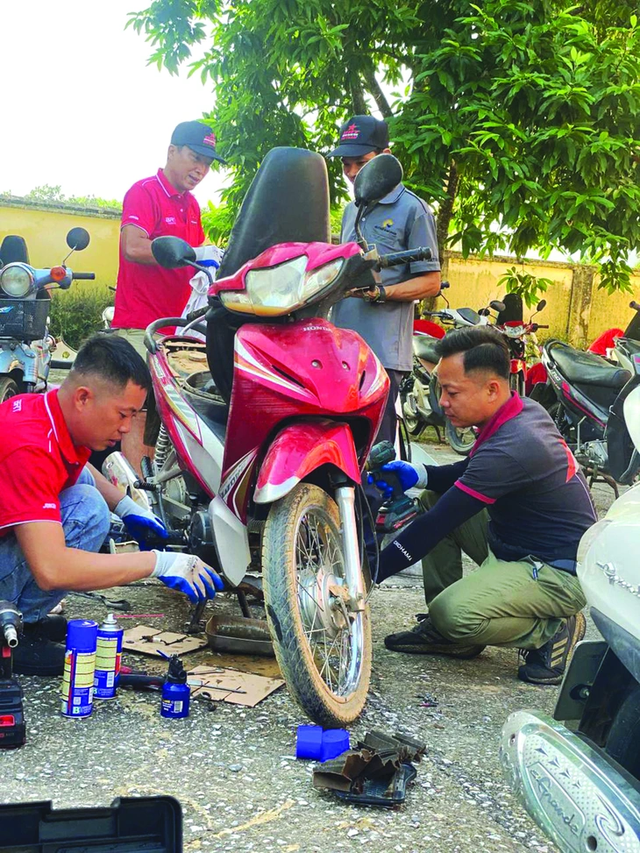 Volunteers travel over 1,000km to repair flood-damaged motorbikes in northern Vietnam- Ảnh 1. Volunteers travel over 1,000km to repair flood-damaged motorbikes in northern Vietnam- Ảnh 1.