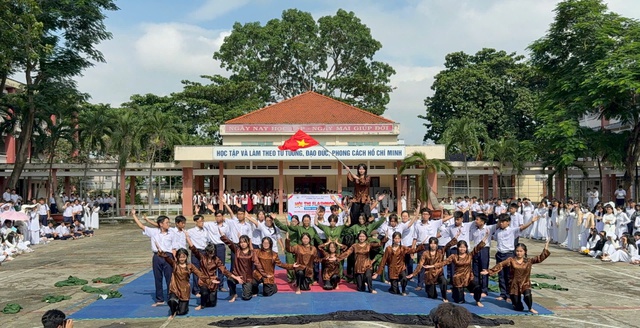 Khi âm nhạc, điệu nhảy kết nối những trái tim Trường THPT Tam Phú - Ảnh 1.