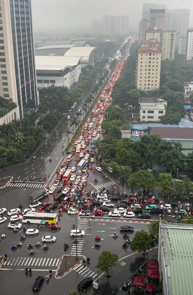 Heavy rain causes severe traffic congestion across western Hanoi- Ảnh 10. Heavy rain causes severe traffic congestion across western Hanoi- Ảnh 10.