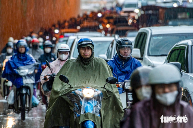 Heavy rain causes severe traffic congestion across western Hanoi- Ảnh 1. Heavy rain causes severe traffic congestion across western Hanoi- Ảnh 1.