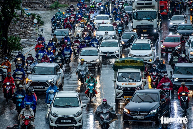 Heavy rain causes severe traffic congestion across western Hanoi- Ảnh 3. Heavy rain causes severe traffic congestion across western Hanoi- Ảnh 3.