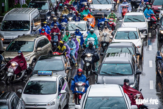 Heavy rain causes severe traffic congestion across western Hanoi- Ảnh 4. Heavy rain causes severe traffic congestion across western Hanoi- Ảnh 4.