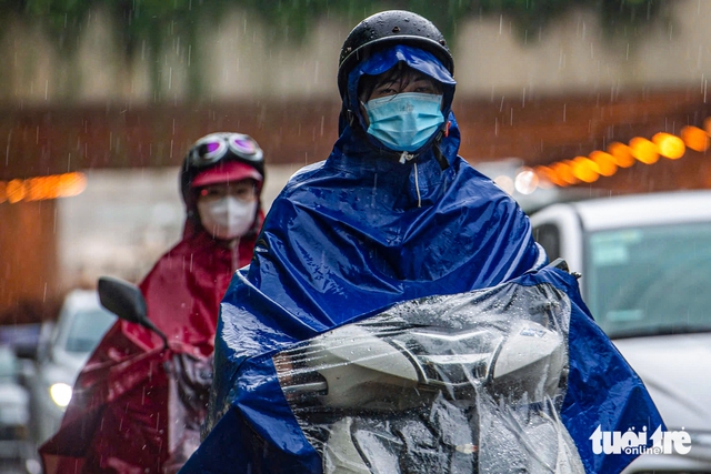 Heavy rain causes severe traffic congestion across western Hanoi- Ảnh 5. Heavy rain causes severe traffic congestion across western Hanoi- Ảnh 5.